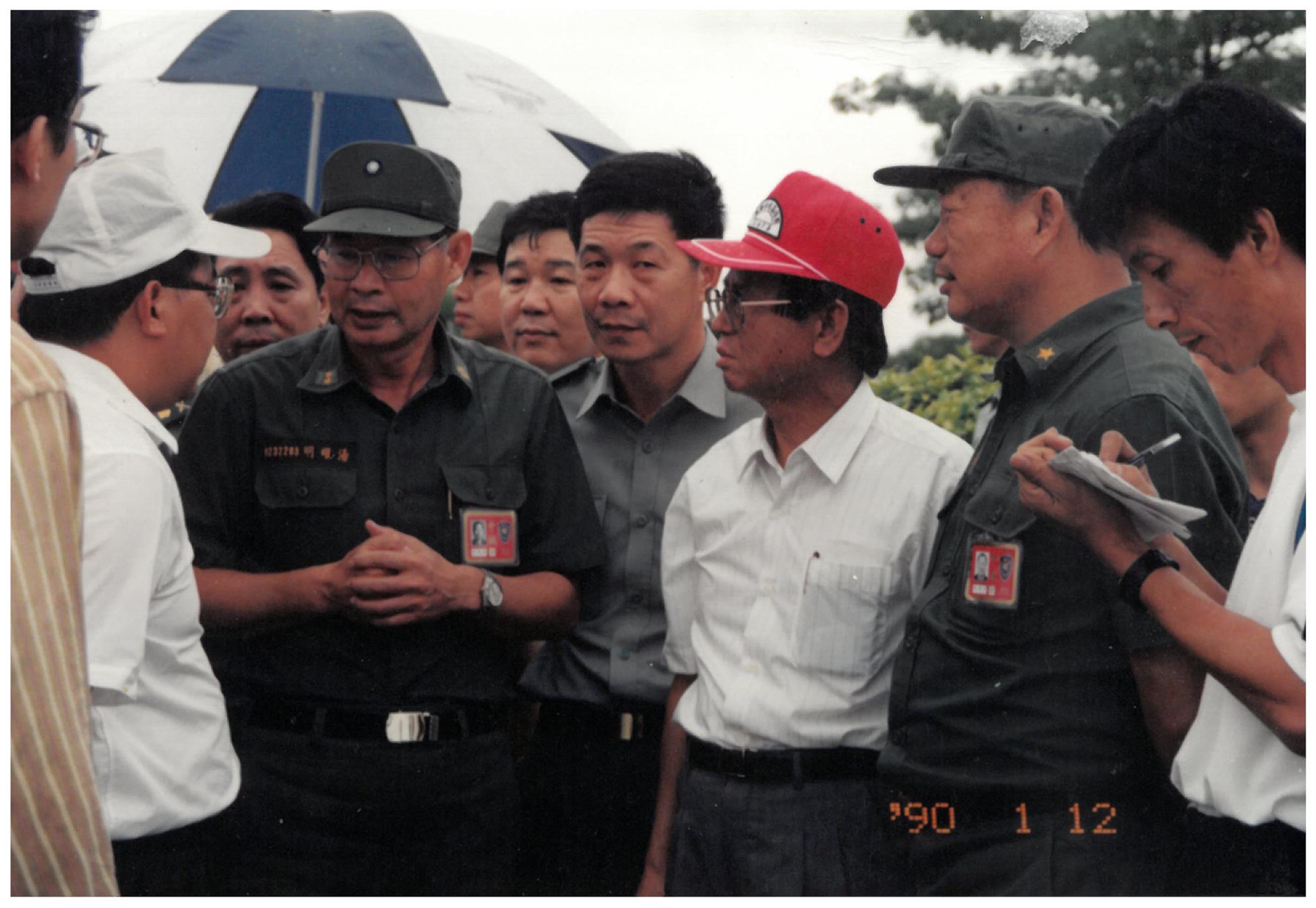 第八軍團司令湯曜明與高雄縣長余政憲、高速公路局官員會勘